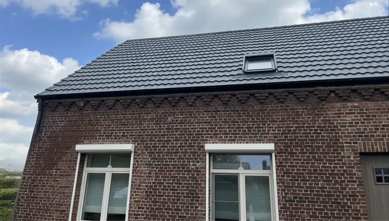 Dachsanierung eines Wohngebäudes in Belgien mit DECRA Elegance