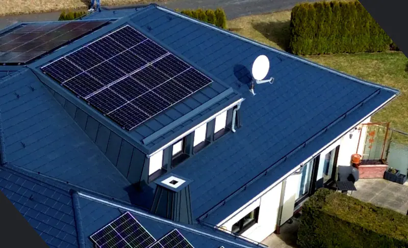 Wohnhaus mit DECRA-Dach und Photovoltaikanlage